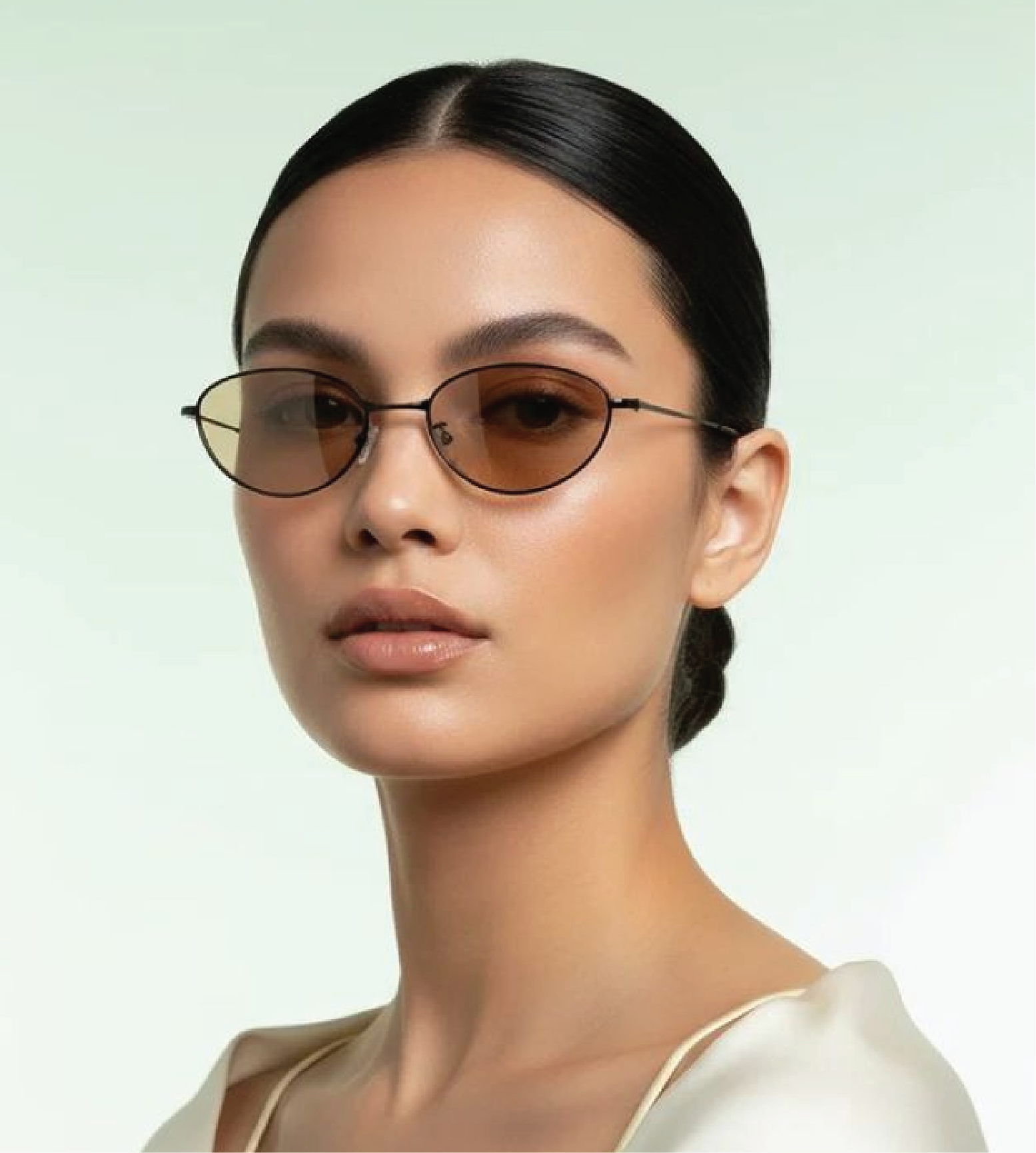 Woman wearing sunglasses with brown lenses